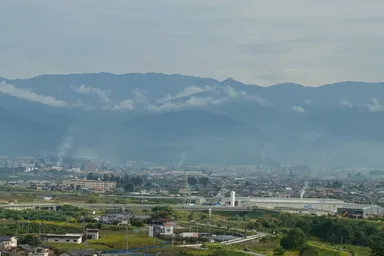 甲府盆地に煙がいくつも上がる遠景