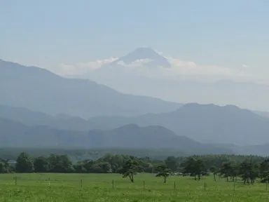 山梨の清里まきば公園からの山々と富士山