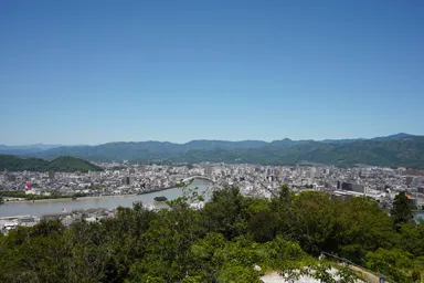 高知の五台山の展望台からの街と山並み
