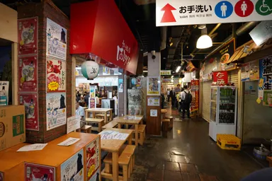 高知のひろめ市場の店が並ぶ様子