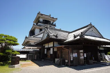 高知城の天守と青空