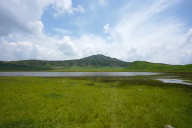 熊本の阿蘇の草千里ヶ浜の誰もいない景色