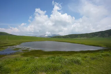 熊本の阿蘇の草千里ヶ浜と池