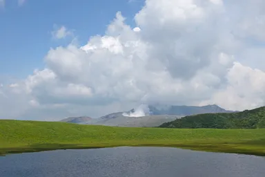 熊本の阿蘇の草千里ヶ浜と煙を吐く中岳