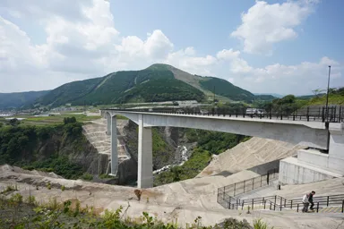 熊本の新阿蘇大橋の谷を渡る橋
