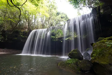 熊本の鍋ケ滝の正面と緑の風景