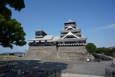 真下から見上げる熊本城の天守と石垣