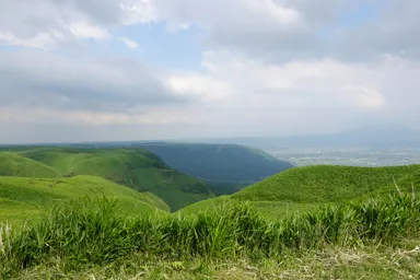 熊本の大観峰展望所からの広がる阿蘇の草原