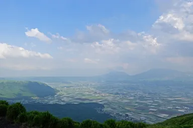 熊本の大観峰展望所からの阿蘇山の草原と空