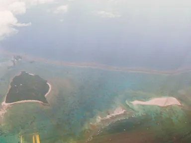 飛行機からの久米島のハテの浜
