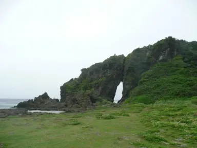 久米島のミーフガーの岩の穴