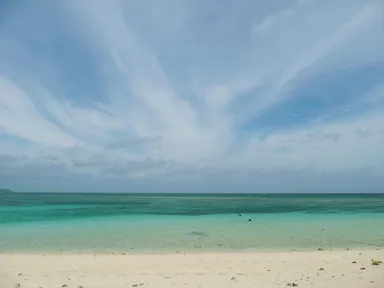 久米島のハテの浜のきれいな海と白い砂浜と青い空
