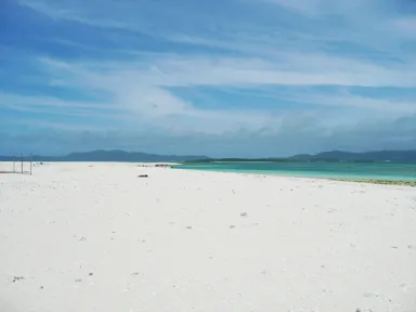 久米島のハテの浜の真っ白な砂浜