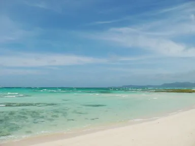 久米島のハテの浜のエメラルドグリーンの海と白い砂浜