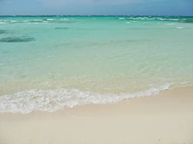 久米島のハテの浜の透明の波際