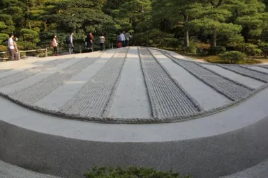 銀閣寺の枯山水と苔庭