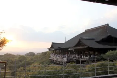 京都の夕暮れの清水寺の舞台