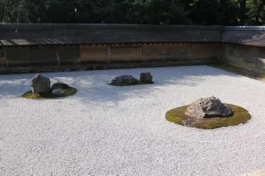 京都の龍安寺の石庭と岩