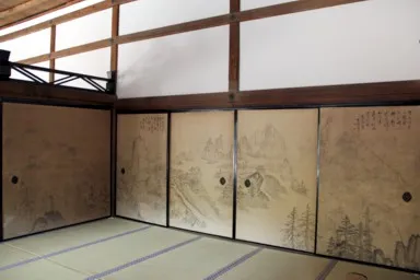 京都の龍安寺の中の山が描かれたふすま