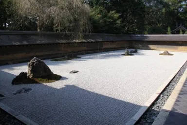 京都の龍安寺の石庭と白砂