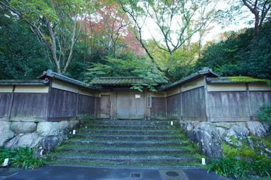 京都の瑠璃光院の苔むす入り口