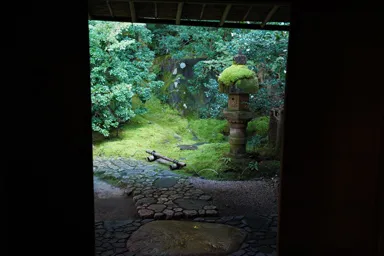 京都の瑠璃光院の絵画のような庭