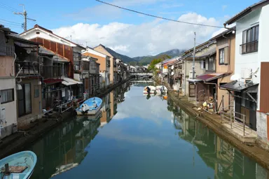 京都の吉原入江の静かな水路と舟