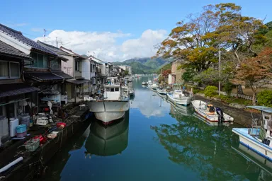 京都の吉原入江の水路と山並み