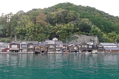 京都の海沿いに並ぶ伊根の舟屋