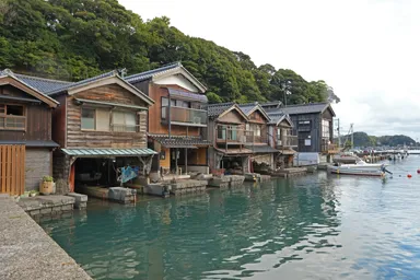 京都の伊根の舟屋の海にせりだした1階の船