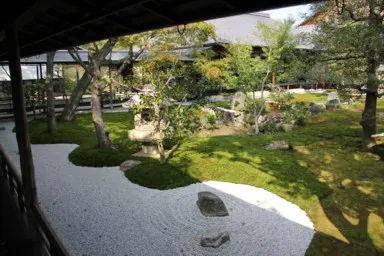 京都の寺の手入れされた枯山水の庭園