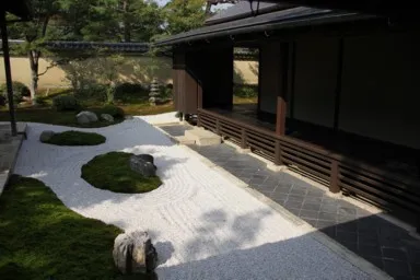 大徳寺の枯山水の庭園