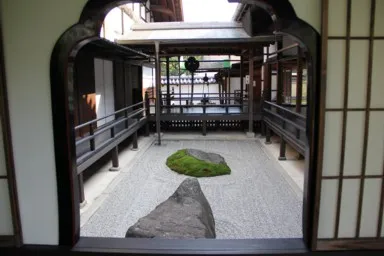 京都の寺の内窓からのぞくと船に乗って見える中庭