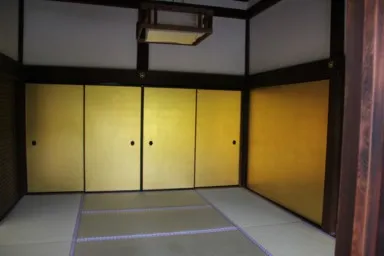 京都の寺の金のふすまと畳の部屋