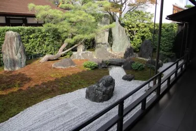 京都の寺の庭園に流れる白砂の水と岩の滝