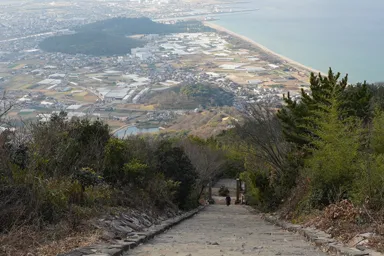 香川の天空の鳥居の急階段と下界