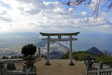 香川の天空の鳥居の高屋神社の鳥居と下界の景色