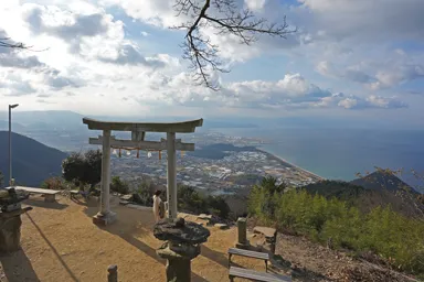 天空の鳥居からの高屋神社の鳥居と瀬戸内海と街