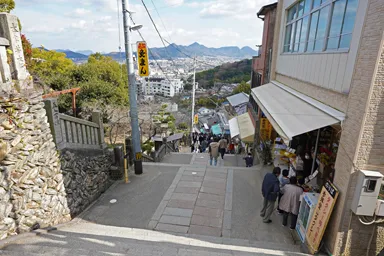 香川の金刀比羅宮の階段とお店が並ぶ参道
