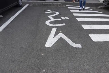 香川の駐車場の地面にうどんの表示