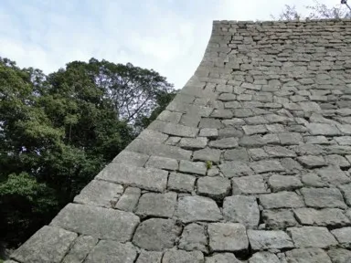 香川の丸亀城のずれなく延びる石垣