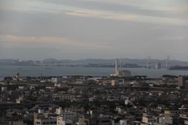 丸亀城から見る瀬戸大橋と瀬戸内海