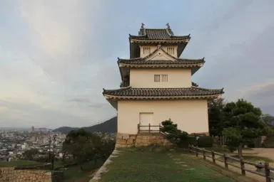 香川の丸亀城の夕暮れの小さな天守