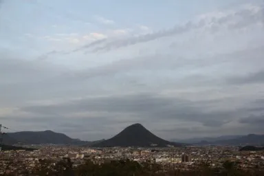 香川の讃岐富士と田園風景