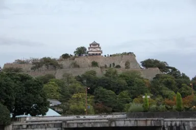 香川の丸亀城の高い石垣と天守