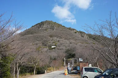 香川の高屋神社下宮から見上げる山