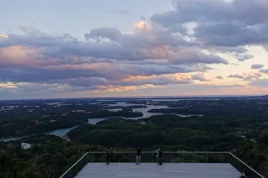 三重の志摩の展望台と夕暮れの海岸線