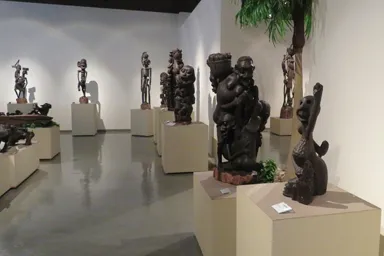 三重のマコンデ美術館の彫刻展示