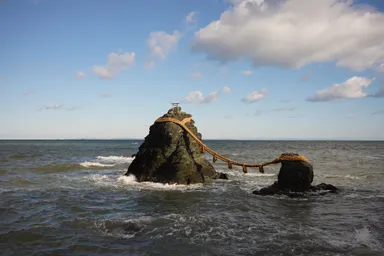 伊勢の二見興玉神社の夫婦岩と海