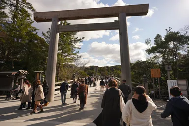 正月の伊勢神宮の鳥居と参道
